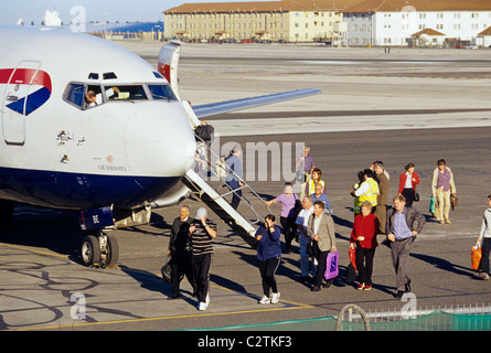 Les passagers débarquant d'un avion de British Airways à l'aéroport de Gibraltar. Banque D'Images