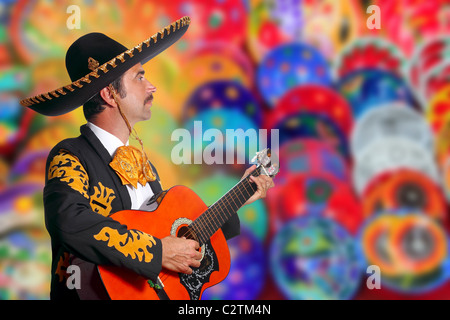 Charro Mariachi playing guitar plus de flou d'arrière-plan coloré artisanat Banque D'Images