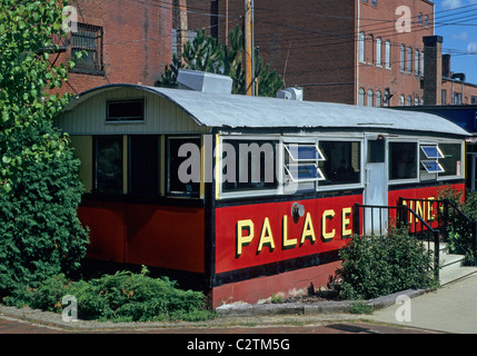 Le Palace Diner situé à Biddeford, Maine. 1926 Pollard Diner. Extérieur émail porcelaine rouge 'Chers invités.' Banque D'Images