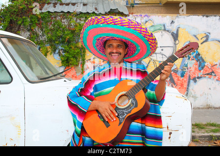L'humour mexicain woman playing guitar poncho sombrero dans Street Banque D'Images