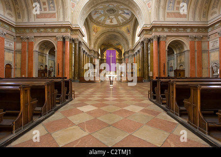 Belle Basilique majestueuse de l'intérieur de l'église. Banque D'Images