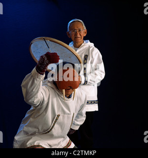 Eskimo Dancer w/masque de morse et batteur dans l'Alaska Regalia nous King Island Studio Portrait Banque D'Images