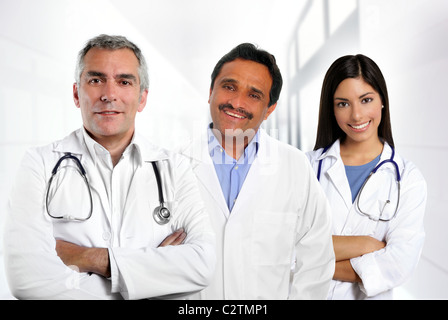 Plusieurs médecins expertise ethnique caucasienne indiennes à l'hôpital d'Amérique latine Banque D'Images
