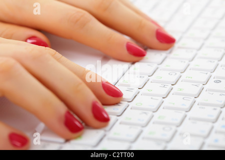 Les mains sur un clavier d'ordinateur close up - saisie Banque D'Images