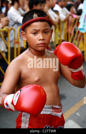 Les jeunes Thai Boxing Posing Banque D'Images