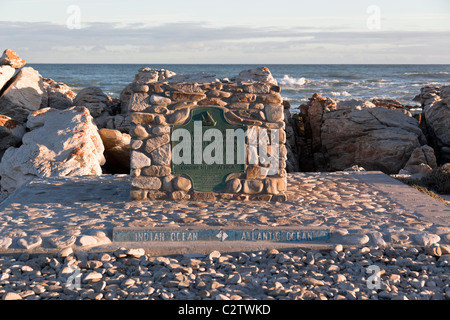 Une plaque marquant le point le plus au sud en Afrique et où les océans Atlantique et Indien se rencontrent à cap Agulhas, Afrique du Sud Banque D'Images