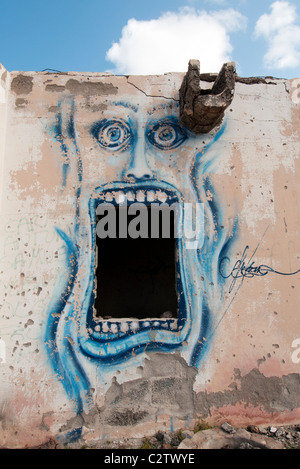 Dans la fenêtre d'un bâtiment abandonné avec graffiti fuerteventura canaries Banque D'Images