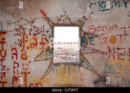 Dans la fenêtre d'un bâtiment abandonné avec graffiti fuerteventura canaries Banque D'Images