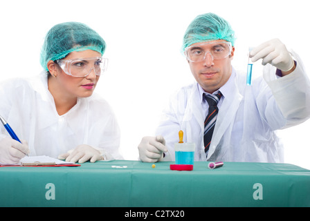Chimiste man holding tube de liquide bleu et femme étudiant prend des notes dans un laboratoire,isolé sur fond blanc Banque D'Images