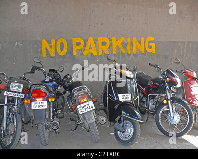 Les motos, les vélos sont garés à l'endroit de stationnement interdit, Pune, Maharashtra, Inde Banque D'Images