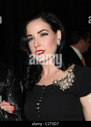 Dita Von Teese laissant la Wolseley Londres, Angleterre - 12.06.08 : Banque D'Images