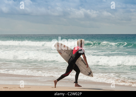 Le surfeur surf, El Cotillo, Fuerteventura, Îles Canaries Banque D'Images
