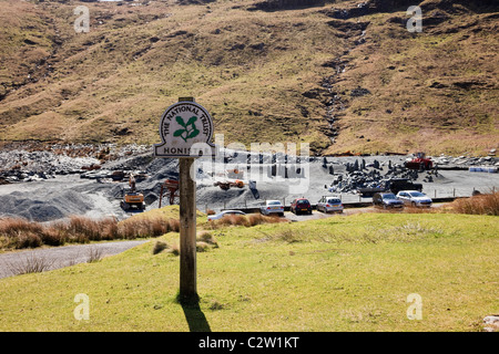 Honister Pass, Cumbria, England, UK. National Trust signe par mine d'ardoise au sommet du col dans le Parc National de Lake District Banque D'Images