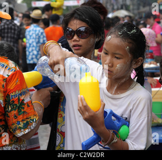 Thai girl l'eau pour la préparation des armes à feu dans l'eau de Songkran festival Banque D'Images