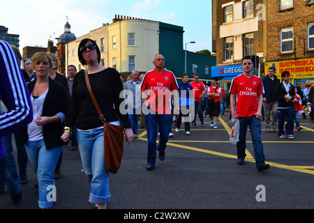 Fans après un match à Highbury, Islington, Londres, Angleterre, RU ARTIFEX LUCIS Banque D'Images