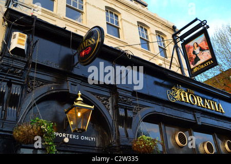 Pub traditionnel à Islington, Londres, Angleterre, Royaume-Uni ARTIFEX LUCIS Banque D'Images