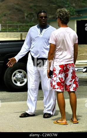 Acteur Keith David demande des directives qu'il a du mal à trouver la fête d'un ami sur Zuma beach à Malibu, Los Angeles Banque D'Images