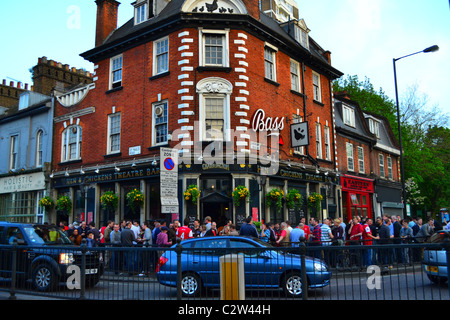 Après le match de foot : Highbury, Islington, Londres, Angleterre, RU ARTIFEX LUCIS Banque D'Images