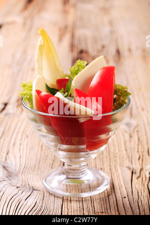 Les légumes dans un plat en verre Banque D'Images