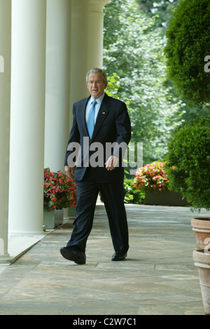 Le président américain George W. Bush annonce sa décision de lever l'ordonnance interdisant le forage en mer sur l'extérieur Banque D'Images