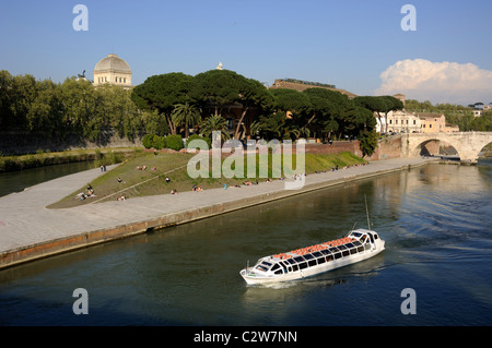 Italie, Rome, Isola Tiberina, bateau de croisière sur le fleuve Tibre Banque D'Images