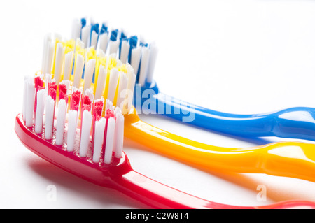 Trois brosses à dents colorés dans une rangée Banque D'Images