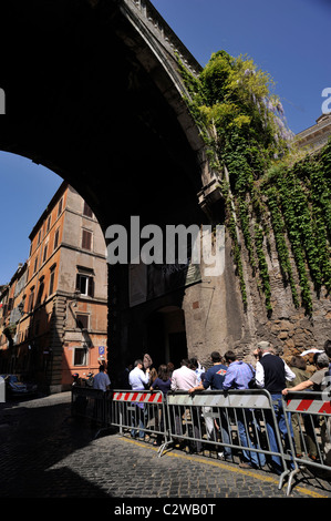 Italie, Rome, via Giulia, file d'attente à l'entrée du musée Palazzo Farnese Banque D'Images