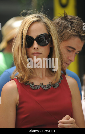 Kim Raver et Robert Buckley sur l'ensemble de l'émission de télévision 'Lipstick Jungle' la ville de New York, USA - 16.07.08 Doug Meszler Banque D'Images