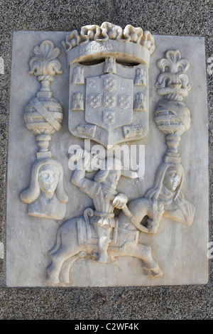 Un bas relief sculpture médiévale montre les armoiries de la ville de Evora, Alentejo, Portugal Banque D'Images