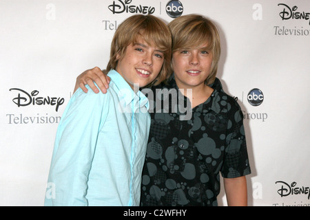 Cole Sprouse Dylan Sprouse et arrivant à l'ABC TCA Summer Party 08 Disney et ABC TCA - All Star Party à l'hôtel Beverly Banque D'Images