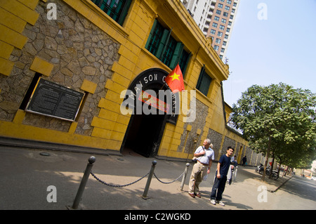 Vue horizontale de musée de la prison Hoa Lo historiquement connue comme l'hôtel Hilton de Hanoi dans le centre de Hanoi sur une journée ensoleillée. Banque D'Images