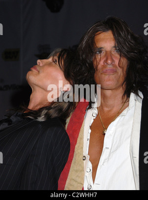 Joe Perry et Steven Tyler Aerosmith lancer le nouveau jeu vidéo "Guitar Hero : Aerosmith' au Hard Rock Café de New York City, USA - Banque D'Images