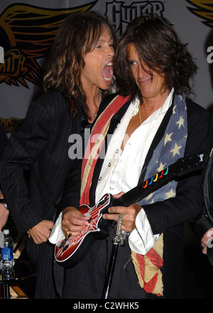 Joe Perry et Steven Tyler Aerosmith lancer le nouveau jeu vidéo "Guitar Hero : Aerosmith' au Hard Rock Café de New York City, USA - Banque D'Images