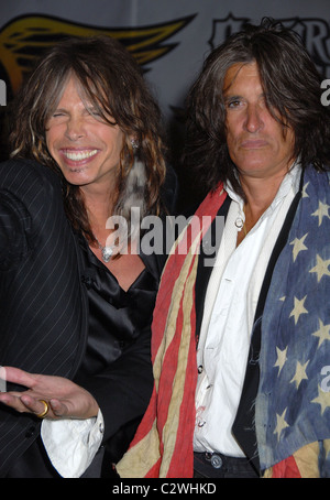 Joe Perry et Steven Tyler Aerosmith lancer le nouveau jeu vidéo "Guitar Hero : Aerosmith' au Hard Rock Café de New York City, USA - Banque D'Images