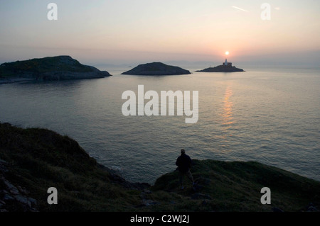 Le lever du soleil sur le petit village de Mumbles près de Swansea, dans le sud du Pays de Galles, Royaume-Uni. Banque D'Images