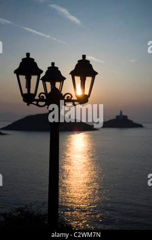 Le lever du soleil sur le petit village de Mumbles près de Swansea, dans le sud du Pays de Galles, Royaume-Uni. Banque D'Images