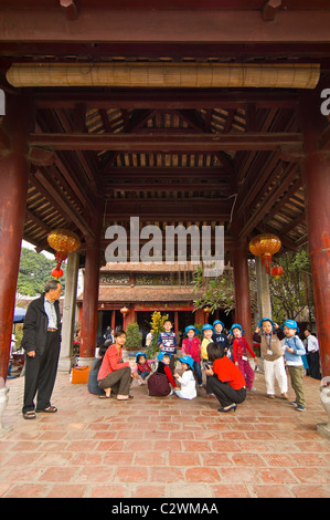 Vue verticale de l'école des enfants jouant sur le pavillon à l'extérieur du Temple Ngoc Son sur le lac Hoan Kiem (Lac Hồ Hoàn Kiếm) à Hanoi. Banque D'Images