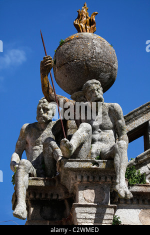 Les chiffres de l'Atlas géant porter le monde entier sur l'église de Notre Dame de Grace (Igreja Nossa Senhora da Graça) à Evora, Portugal. Banque D'Images