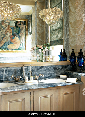 Salle de bains de style traditionnel avec deux lavabos situé dans l'unité de rangement recouvert de marbre Banque D'Images