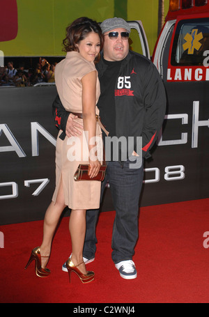 Kevin James et sa femme Steffiana De La Cruz Los Angeles premiere de 'Hancock' tenue à l'Grauman's Chinese Theatre - Banque D'Images