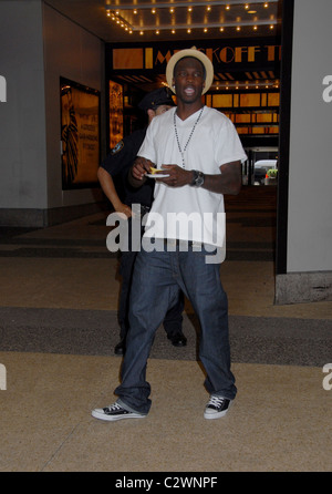 Cincinnati Bengals' star le receveur Chad Johnson quitter MTV's TRL studios New York City, USA - 01.07.08 Patricia Schlein/ Banque D'Images