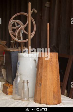 Un vintage Butter Churn et la bouteille de lait Banque D'Images