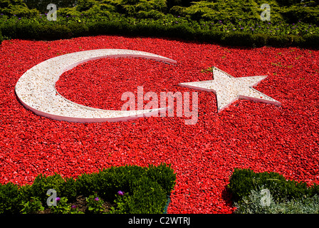 Turquie Ankara Anitkabir mausolée du fondateur de la République turque Mustafa Kemal Atatürk. Drapeau turc représenté à cailloux Banque D'Images