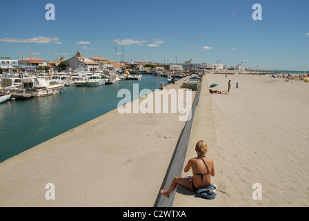 Plage de sable et port des Saintes Maries-de-la-Mer : en Camargue, Bouches du Rhône, dans le sud de la France Banque D'Images