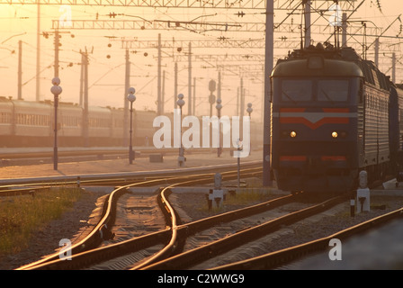 Sur la plate-forme. Railroad. Lever du soleil Banque D'Images