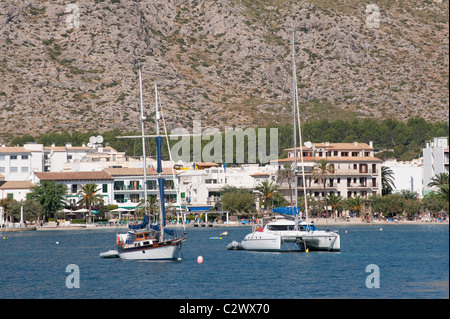 Bateaux dans la magnifique baie de la station de vacances Puerto Pollensa, Mallorca, Espagne Banque D'Images