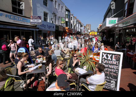 Manger al fresco dans Gardner Street dans le Nord Laines, Brighton. Banque D'Images