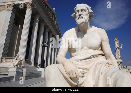 L'Autriche, Vienne, Statue de philosophe grec Thucydide en face de l'édifice du Parlement. Banque D'Images