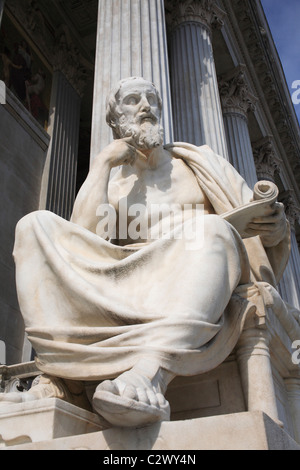 L'Autriche, Vienne, Statue de philosophe grec Hérodote en face de l'édifice du Parlement. Banque D'Images