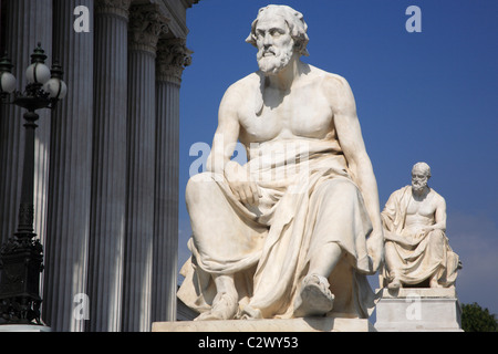 L'Autriche, Vienne, Statue de philosophe grec Thucydide en face de l'édifice du Parlement. Banque D'Images